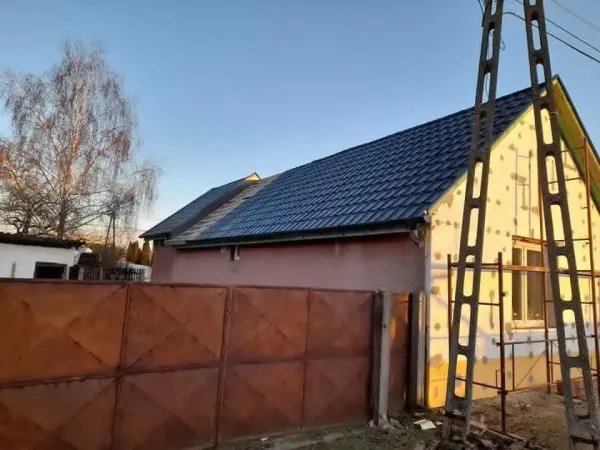 Családi ház új antracit cseréptetővel és homlokzati szigeteléssel