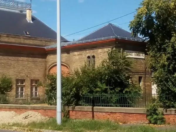 Régi téglaépület felújított kontyolt palatetővel