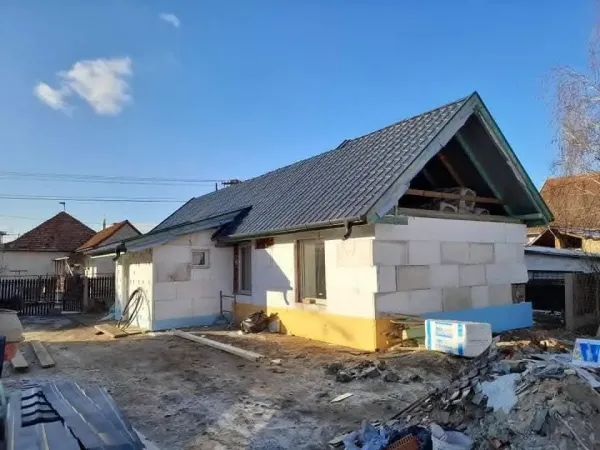 Családi ház új tetőszerkezete sötét cserépfedéssel