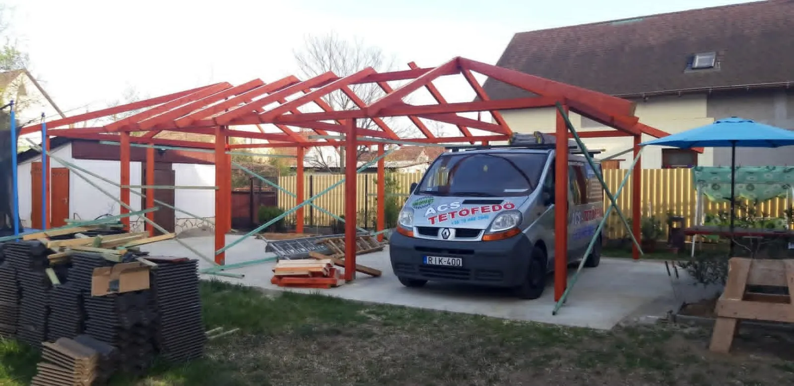 Fa kerti kocsibeálló (carport) tartószerkezete építés közben