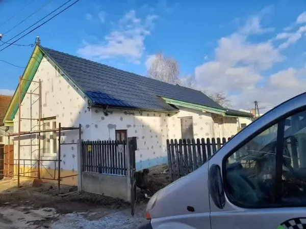 Felújított ház új antracit cseréptetővel és napelemekkel