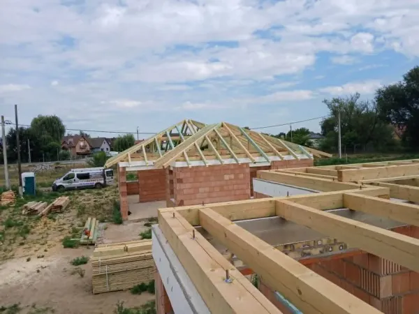 Épülő ház kontytetős ácsszerkezete felülnézetből