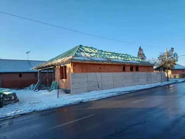 Épülő sarokház új tetőszerkezettel és párafóliával