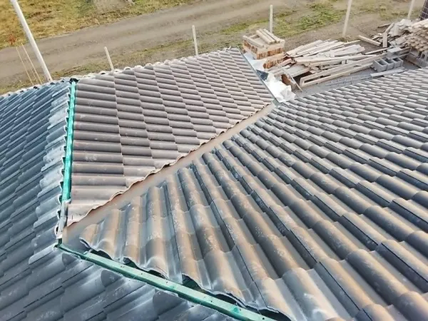 Madártávlat a kész antracit cseréptetőről a vápa vonalával