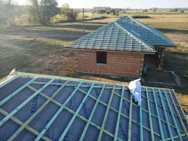 Madártávlat két melléképület kontyolt tetőszerkezetéről