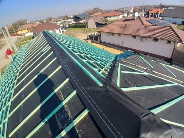 Madártávlat új zöld tetőszerkezetről alátéthéjazattal